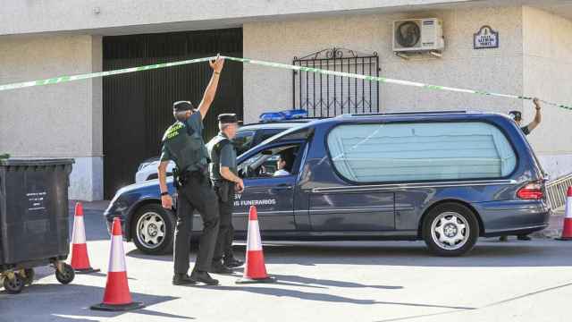 Tres agentes de la Guardia Civil facilitan el paso de un coche fúnebre a la Calle Alfredo Nobel, donde Pepe se suicidaría tras asesinar a sus dos nietos.