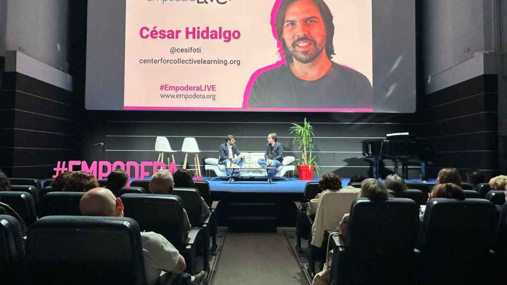 El director del Center for Collective Learning de la Universidad de Tolouse, César Hidalgo, durante su entrevista en Empodera Live con el delegado de EL ESPAÑOL de Málaga, Ángel Recio.