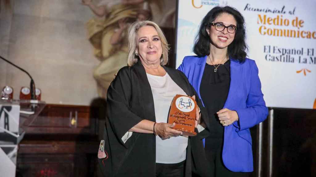 La presidenta ejecutiva de EL ESPAÑOL – EL DIGITAL CLM, Esther Esteban, recoge el premio de CLM Inclusiva. Foto: Javier Longobardo.