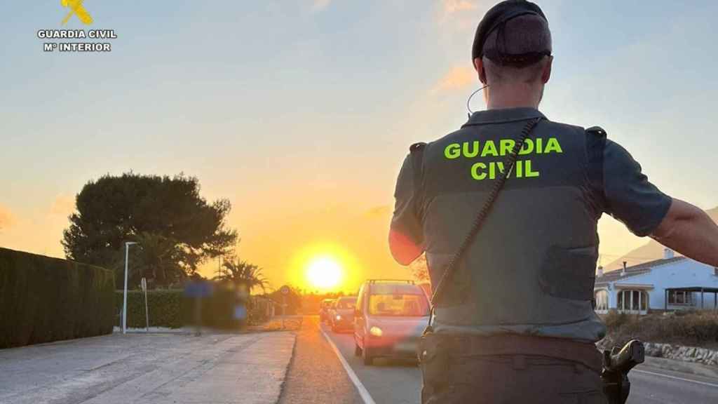 Un agente de la Guardia Civil en Altea, en una imagen de archivo.