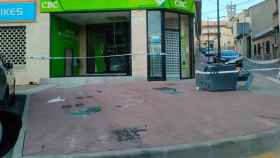 Así queda la fachada de la sucursal bancaria en Algorfa tras el atraco.