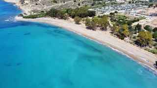 Esta amplia playa de aguas turquesas está en Alicante y ha conseguido una bandera azul