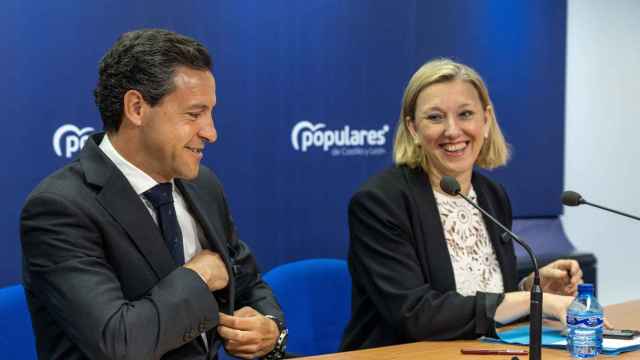 El candidato a las elecciones europeas Raúl de la Hoz y la coordinadora de la campaña electoral del PPCyL, Isabel Blanco, presentan en rueda de prensa la campaña electoral del Partido Popular de Castilla y León