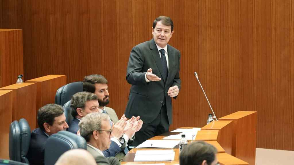 Mañueco recibe aplausos tras su intervención en las Cortes