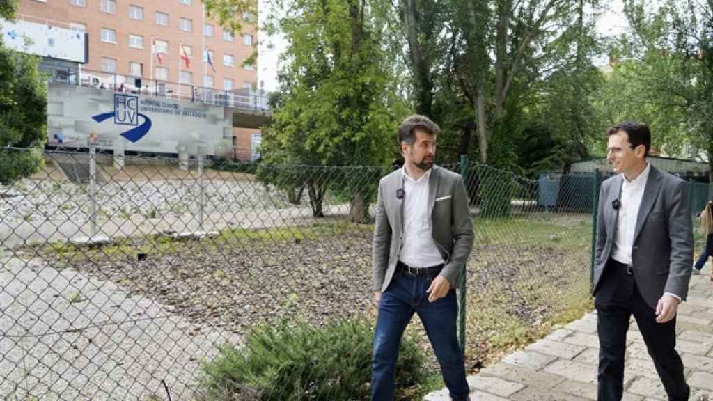 Luis Tudanca y Pedro Herrero en el Hospital Clínico de Valladolid