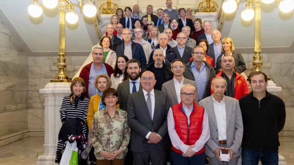 El alcalde posa con los empleados públicos jubilados este año