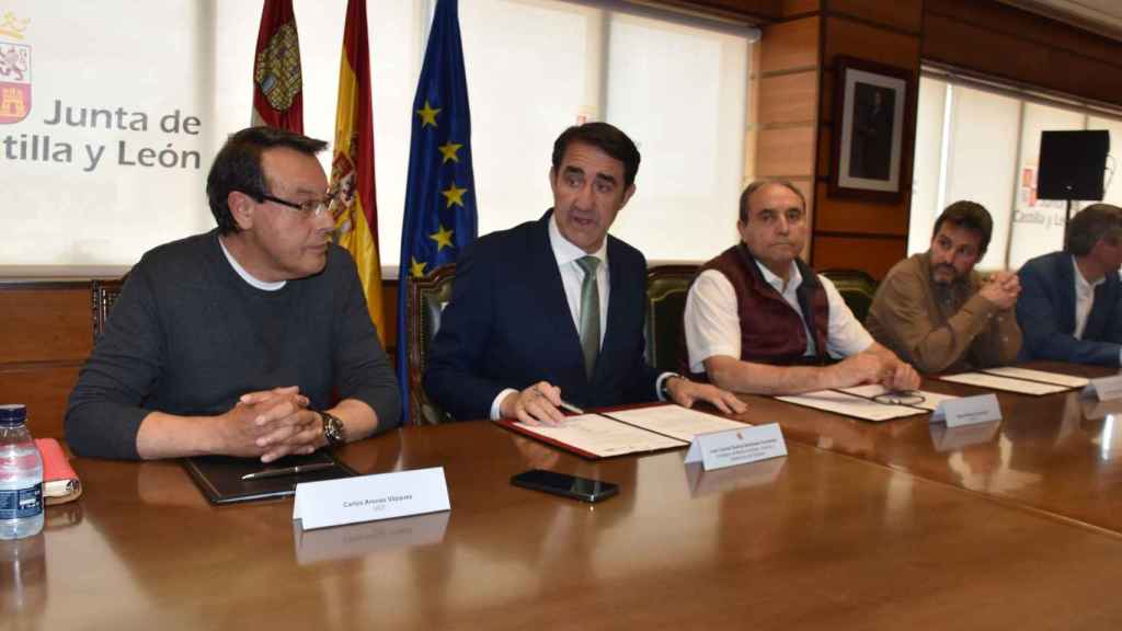 Momento de la firma del preacuerdo entre Junta y los sindicatos UGT, CCOO y USCAL