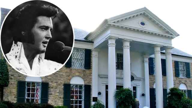 El cantante Elvis Presley en una fotomontaje de EL ESPAÑOL junto a su mansión, 'Graceland'.