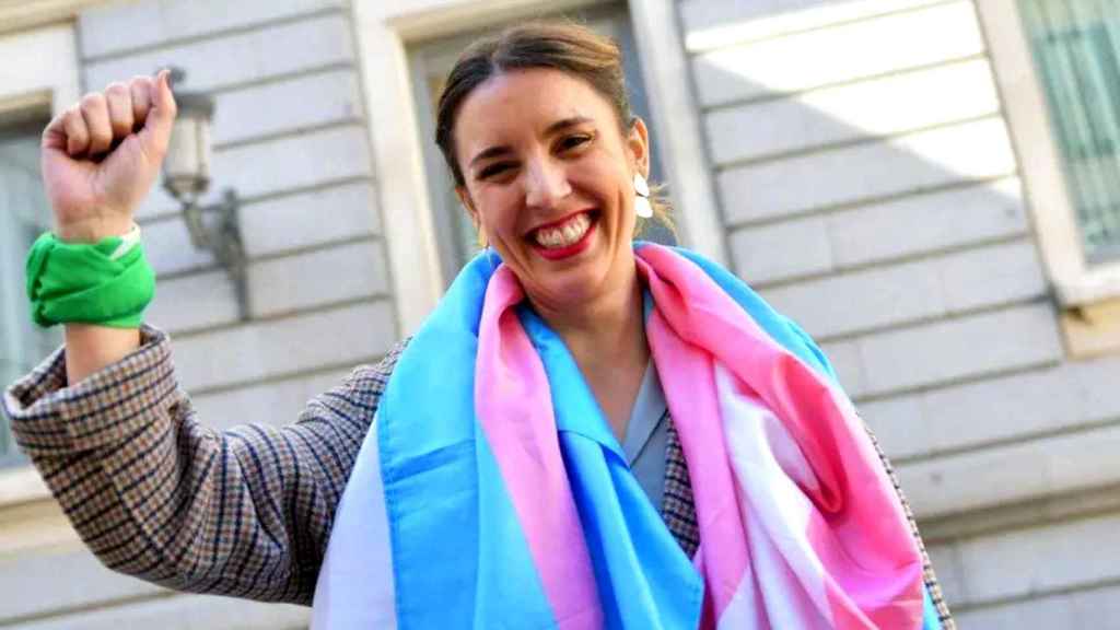 Irene Montero con una bandera 'trans' y el puño en alto en señal de lucha por lograr la igualdad de derechos para el colectivo.