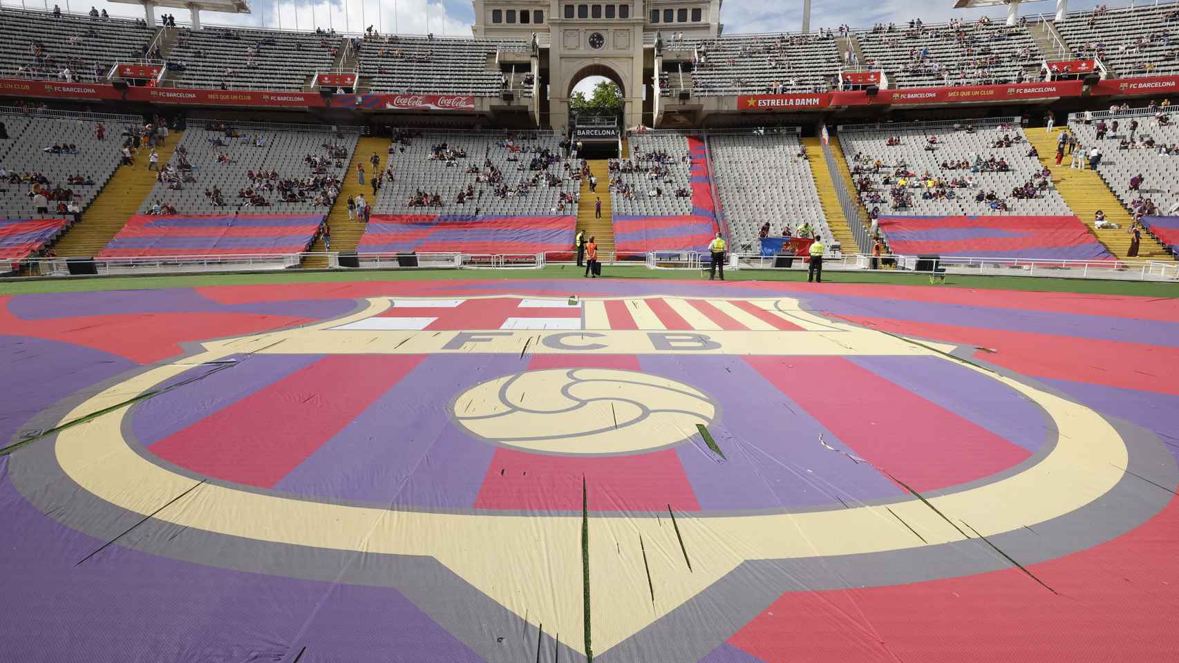 Las gradas de Montjuïc, casi vacías a instantes de comenzar un partido.