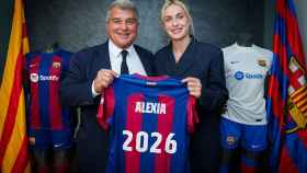 Alexia Putelles posa junto a Joan Laporta, presidente del FC Barcelona.