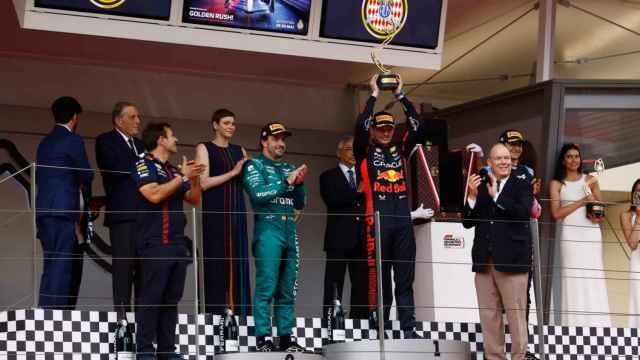 Verstappen celebrando su victoria en Mónaco en 2023 por delante de Alonso.