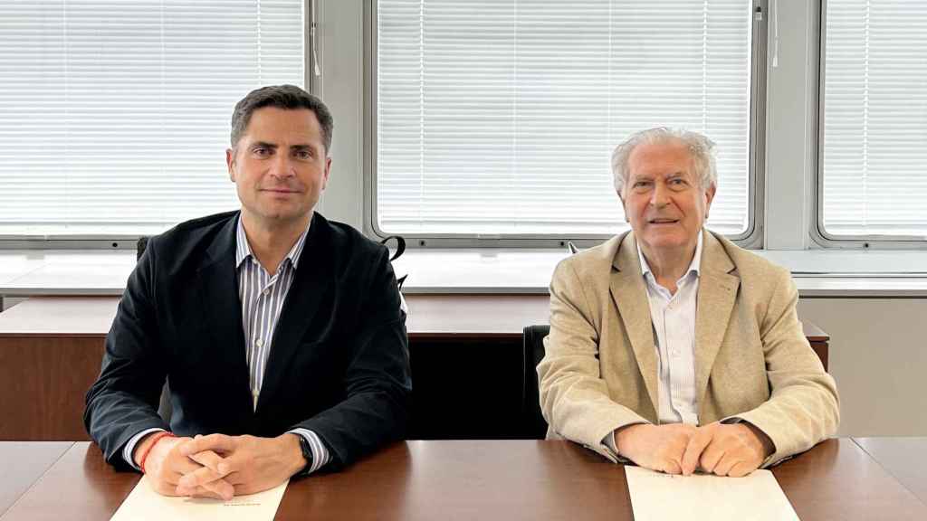 Borja Cabezón, CEO de ENISA, y Felipe Romera, presidente de APTE, tras la firma del acuerdo.