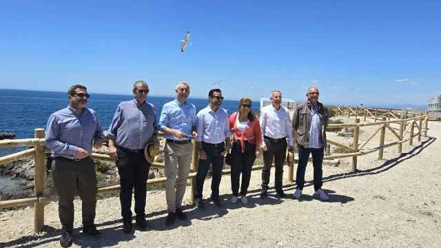 Los representantes de Mediolanum, BBVA, Sabadell, Orizon y Abanca durante la visita a la isla de Tabarca.