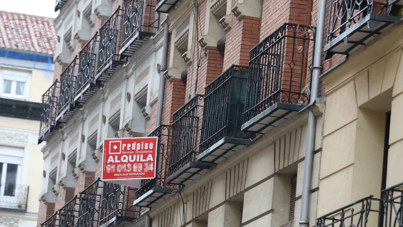 Una inmobiliaria anuncia un piso en alquiler