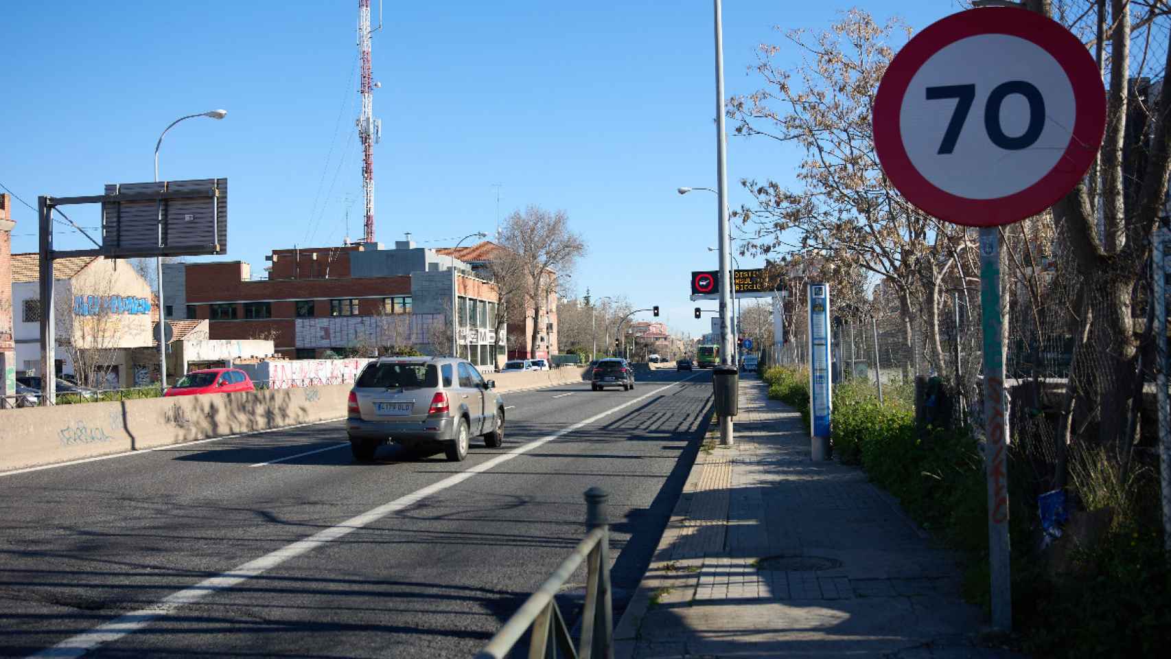 Un coche en la A-5 a la altura de la Avenida de los Poblados, a 17 de febrero de 2024, en Madrid (España).