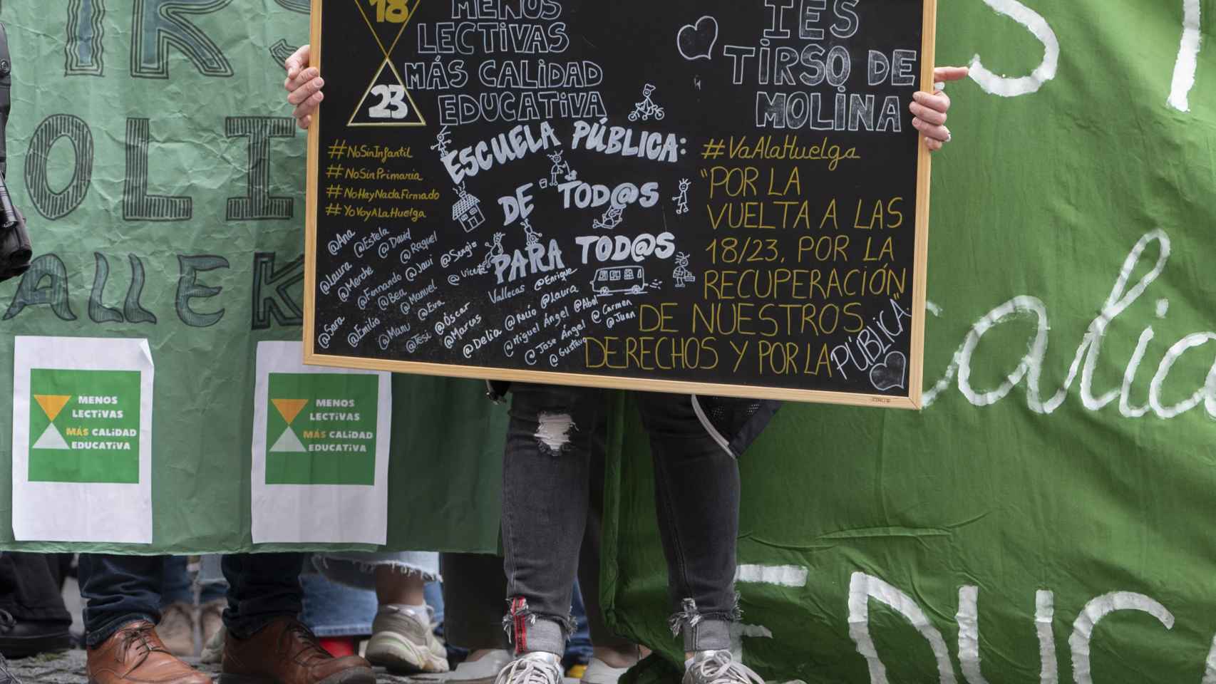 Una persona sujeta una pizarra con anotaciones durante una concentración por la educación pública, frente a la Consejería de Educación, a 21 de mayo de 2024.