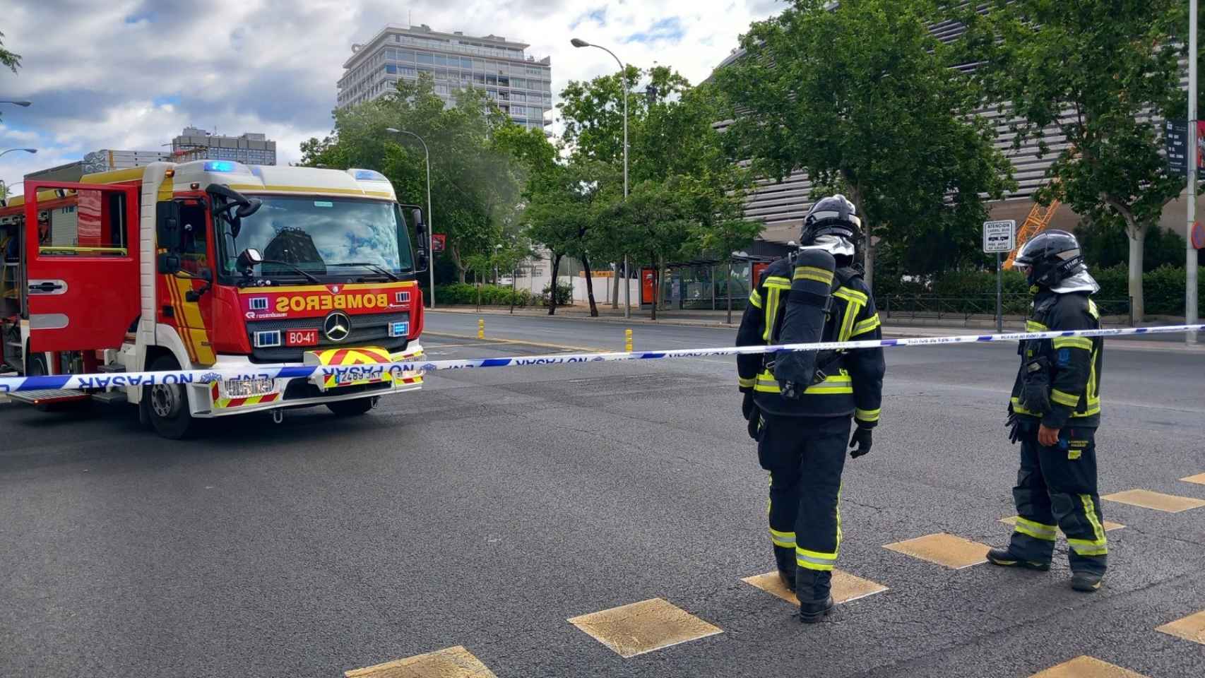 Bomberos del Ayuntamiento de Madrid en el Paseo de la Castellana a la altura del Bernabéu debido a la rotura de una tubería de gas.