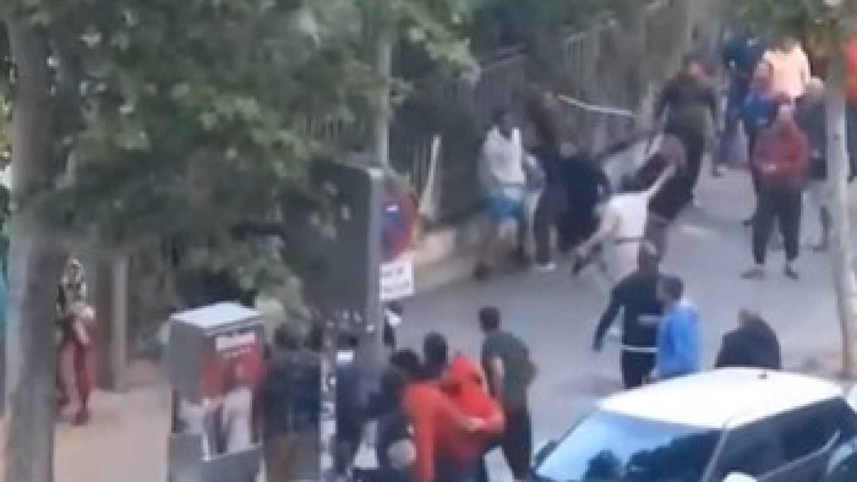 Varias personas se pegan a palos durante la reyerta cercana al Santiago Bernabéu.