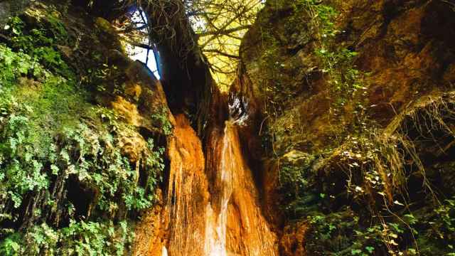Cascada de agua rojiza, en la Alpujarra, Granada.