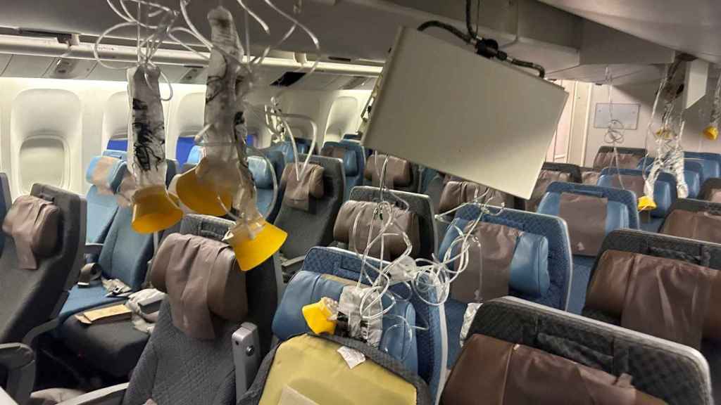 Interior del vuelo de Singapore Airlines que ha aterrizado de emergencia en Bangkok.