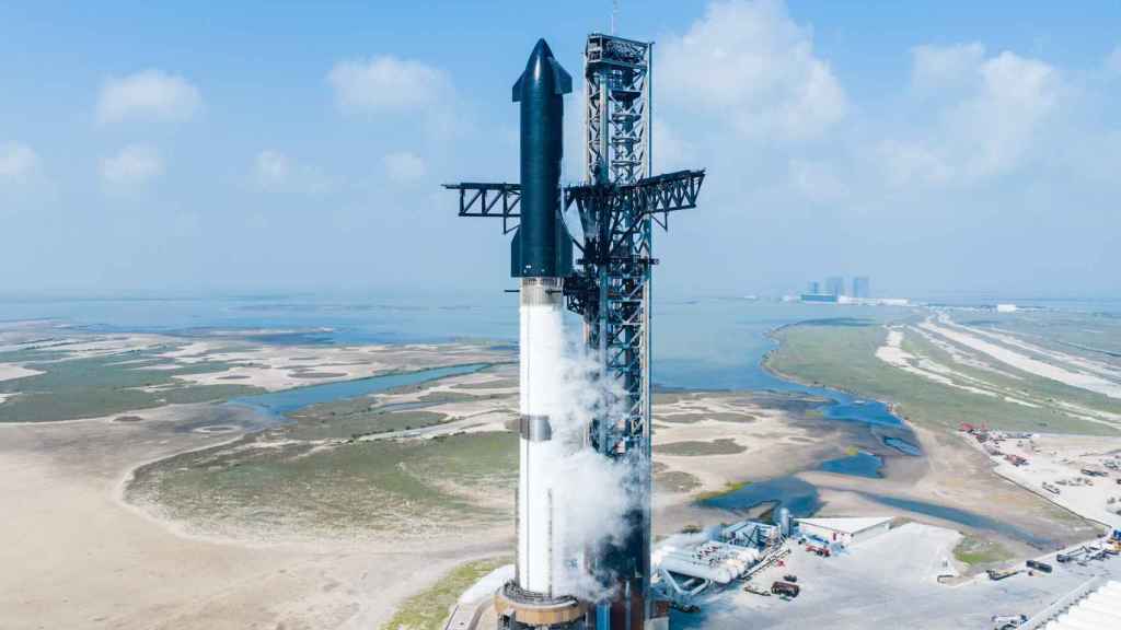 El cohete Starship de SpaceX durante la prueba carga de combustible para su cuarto vuelo