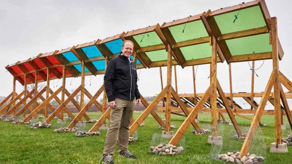 Joshua Pearce con un conjunto de paneles solares fotovoltaicos semitransparentes