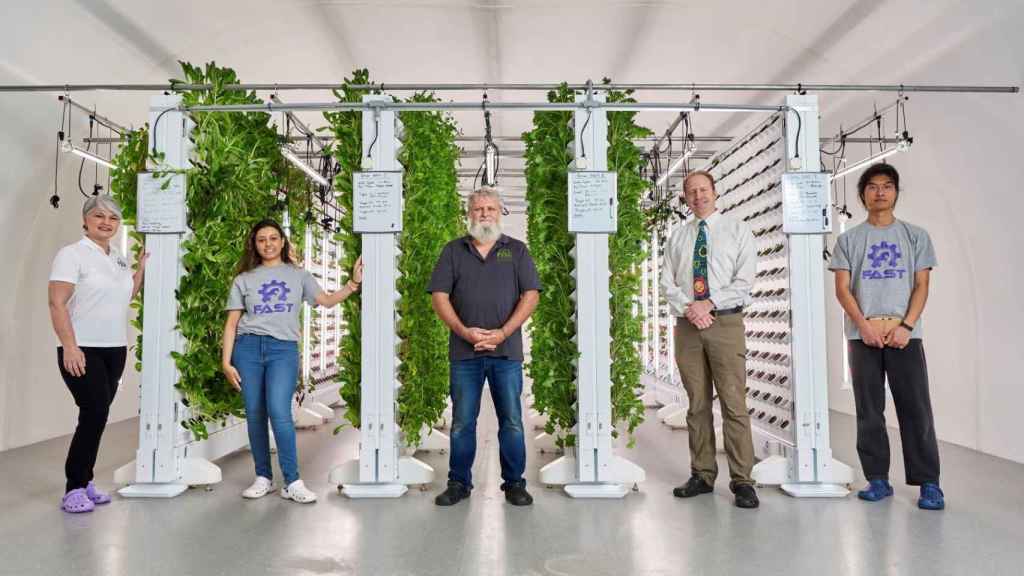 Equipo de Agrotunnel y Food Security Structures: ( i-d) Parker, Sharma, Whiteside,  Peace y Qian.