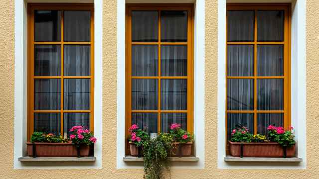 Ventanas rectangulares con cortinas.