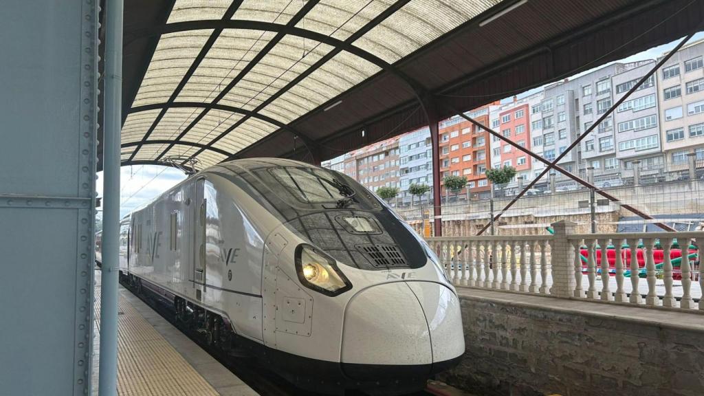 El primer AVE que ha llegado a la estación de A Coruña.
