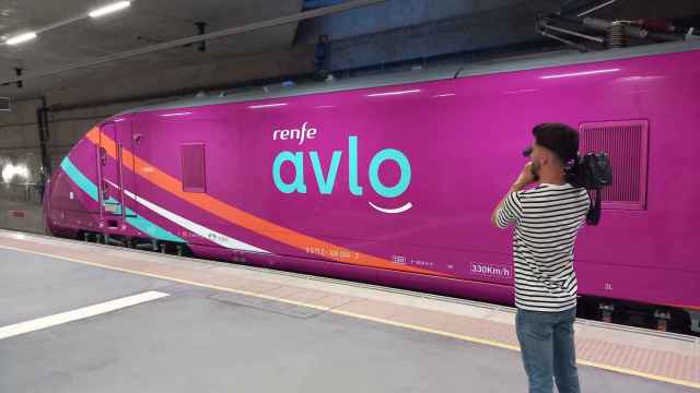 Un cámara toma imágenes del primer Avlo que viajará desde Murcia hasta Madrid y Valladolid.