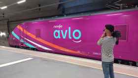 Un cámara toma imágenes del primer Avlo que viajará desde Murcia hasta Madrid y Valladolid.