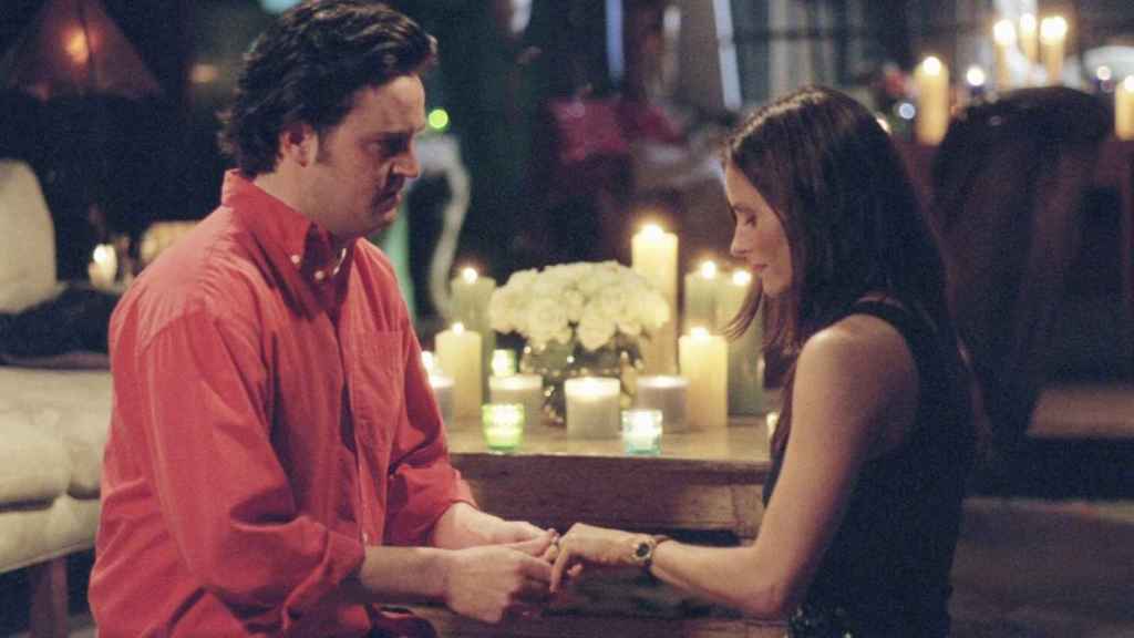 Courteney Cox dice que puede sentir a Matthew Perry tras su muerte: Me visita mucho, si creemos en eso