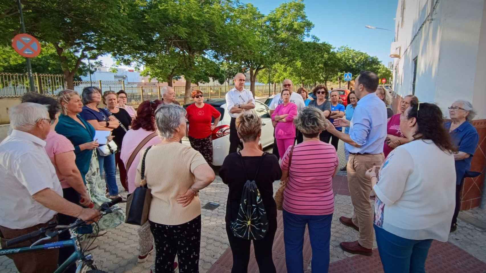 Antonio Muñoz, reunido con vecinos de Torreblanca este martes,