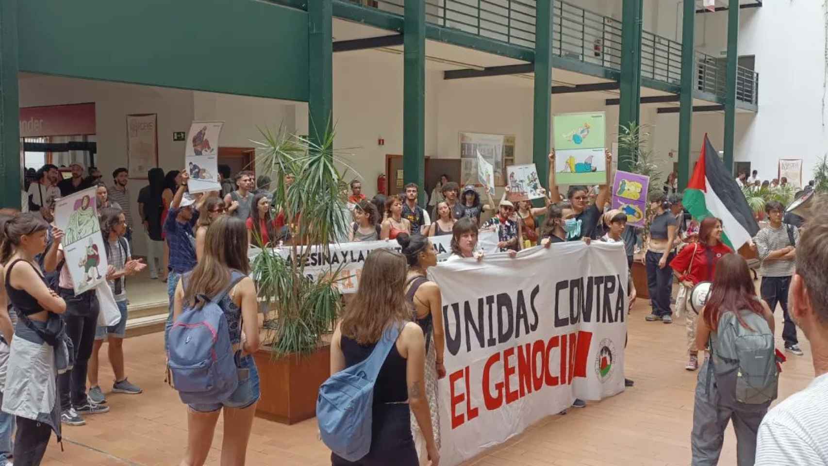 Miembros de la acampada de la Universidad de Sevilla en la Facultad de Empresariales.