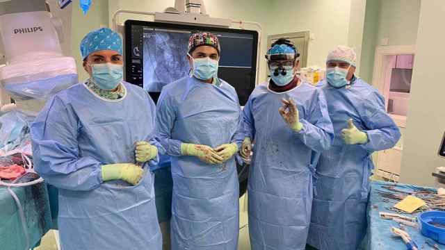 Desarrollan una técnica pionera en Sevilla para evitar una cirugía abierta en un paciente de corazón