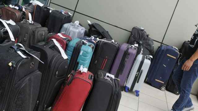 Imagen de archivo de maletas en el aeropuerto.