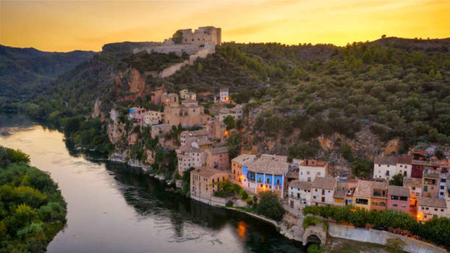 Vista del castillo y del pueblo de Miravet, en Tarragona.