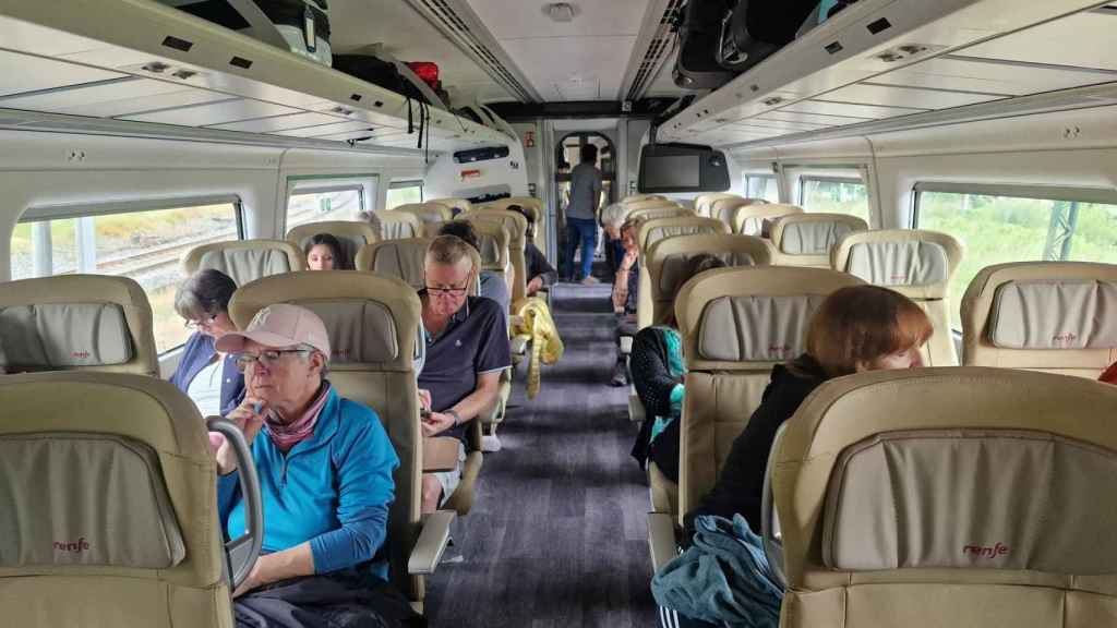 El tren parado cerca de la estación de Ourense con las pantallas apagadas.