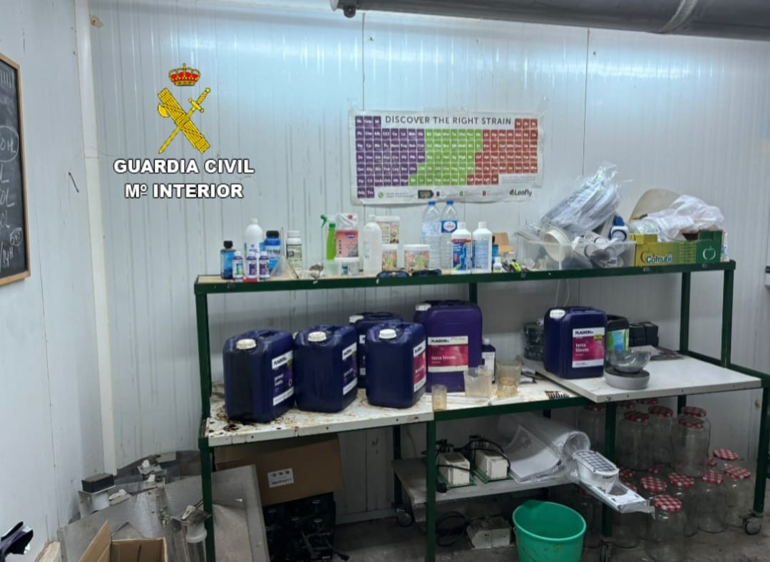 Laboratorio de droga y vehículo de alta gama incautado. Fotos: Guardia Civil