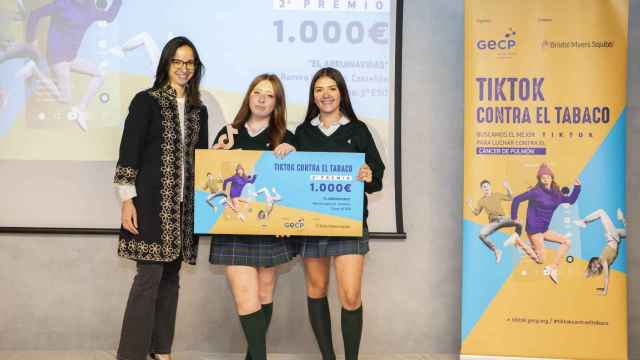 Dos alumnas del colegio de Castellón, ganadoras del segundo premio del concurso contra el tabaquismo juvenil de la GECP. EE