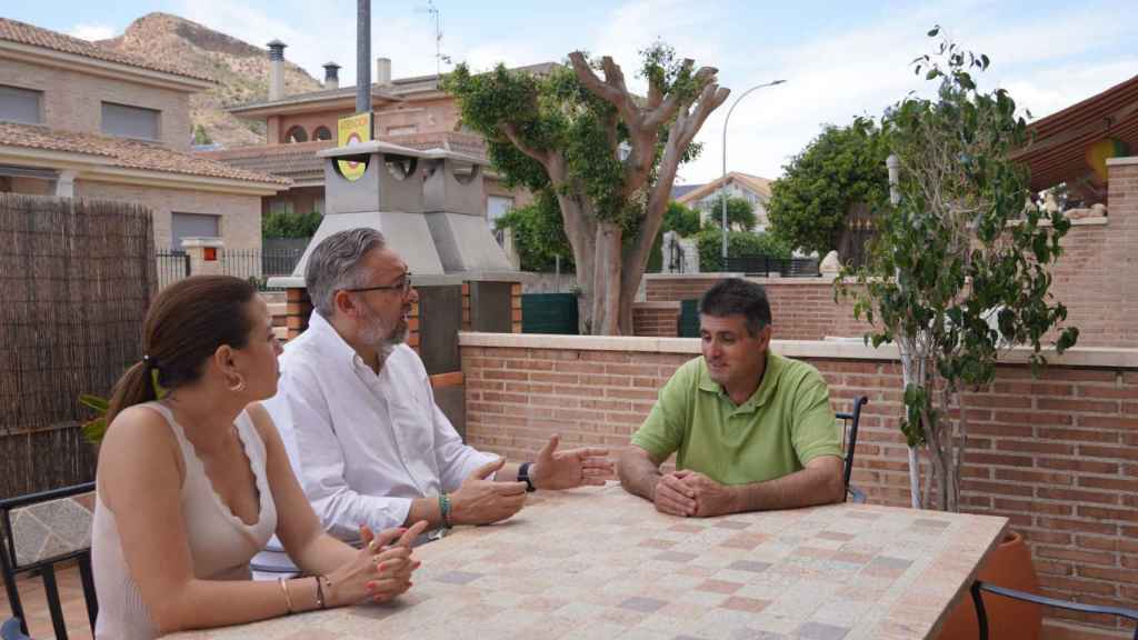El alcalde de Santomera, Víctor Manuel Martínez, reunido en casa de José, un guardia civil retirado que reside en la localidad.