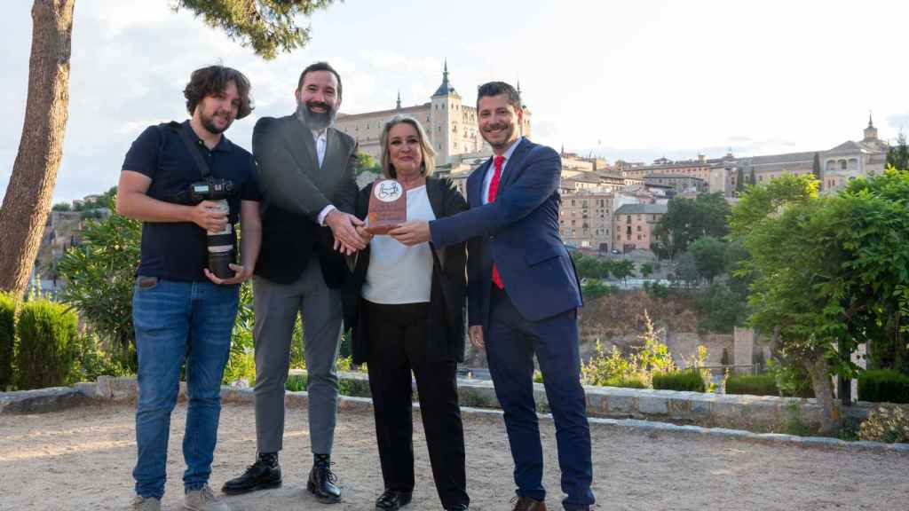La presidenta ejecutiva de EL ESPAÑOL – EL DIGITAL CLM, Esther Esteban, muestra el premio junto al director, Alberto Morlanes; el redactor jefe, Alberto Molero; y el fotógrafo, Javier Longobardo.