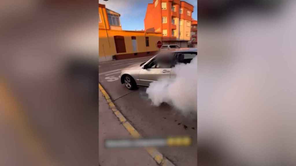 Un vídeo donde se puede ver el gran humo provocado por el conductor