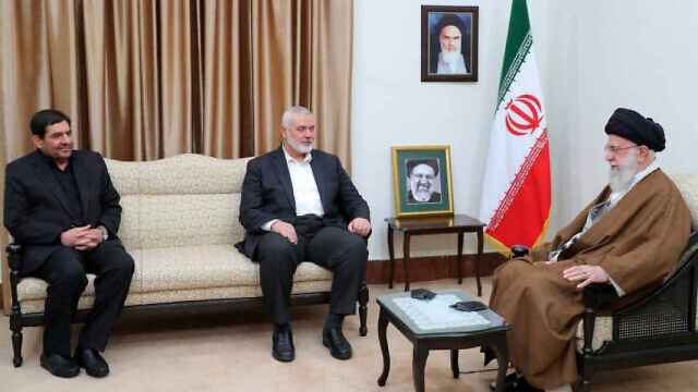 El líder supremo de Irán, Ali Jameneí, este miércoles junto al líder político de Hamás, Ismail Haniyeh.