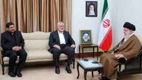 El líder supremo de Irán, Ali Jameneí, este miércoles junto al líder político de Hamás, Ismail Haniyeh.