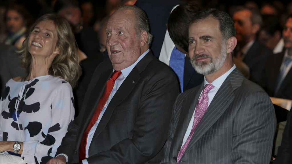 Cristina Garmendia junto a Juan Carlos I y Felipe VI en una imagen de archivo.