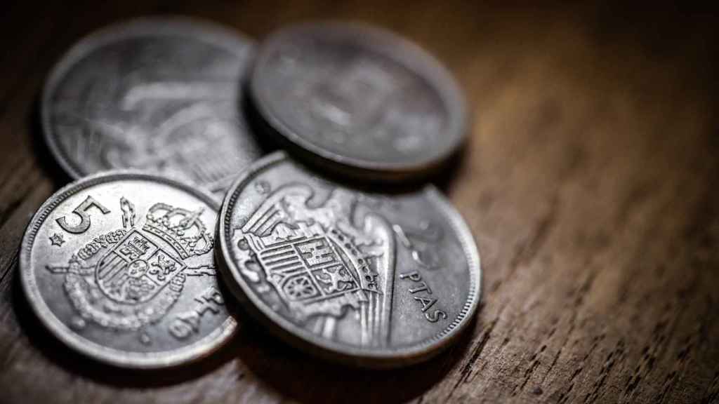 Imagen de monedas de 5 y 25 pesetas de cuproníquel, de escaso valor