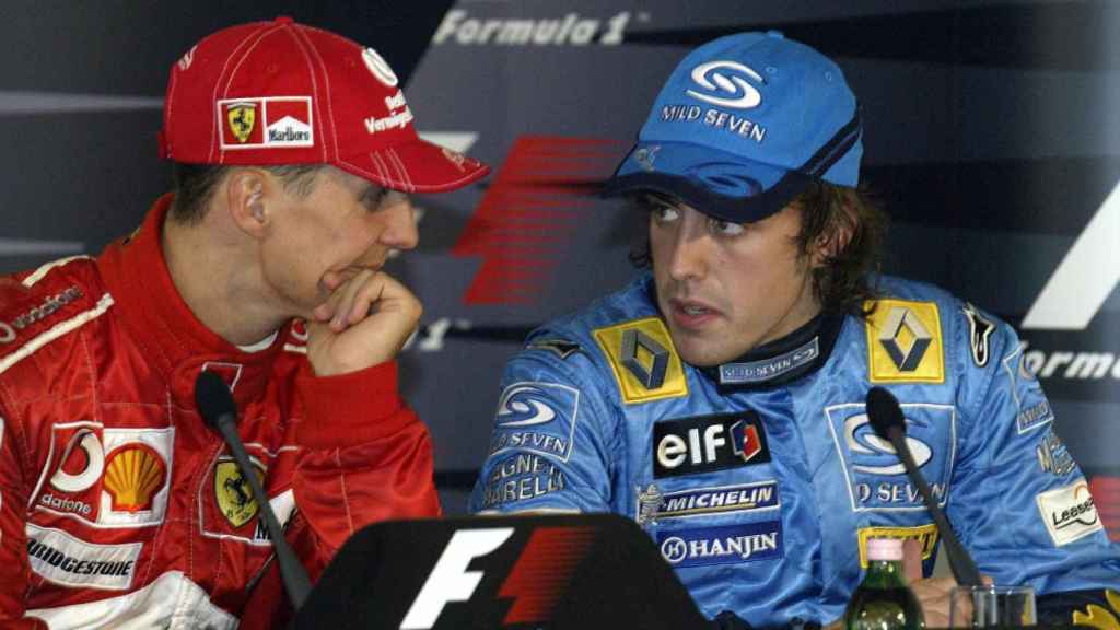 Michael Schumacher y Fernando Alonso, durante una rueda de prensa