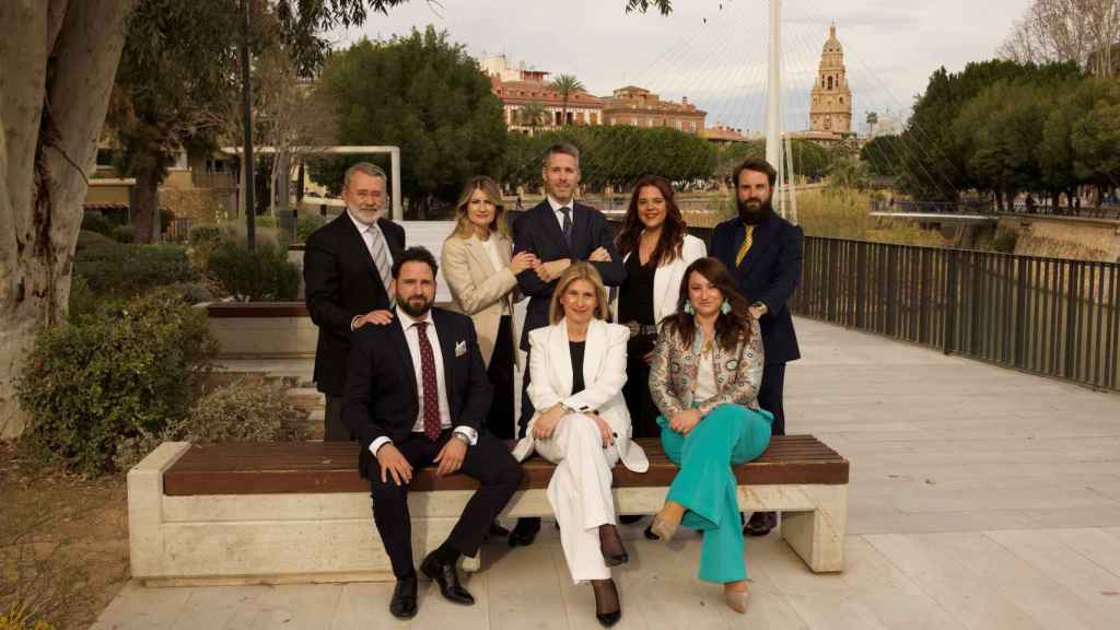El equipo de letrados que acompañará como diputados a la nueva decana del Colegio de Abogados de Murcia, Maravillas Hernández López.